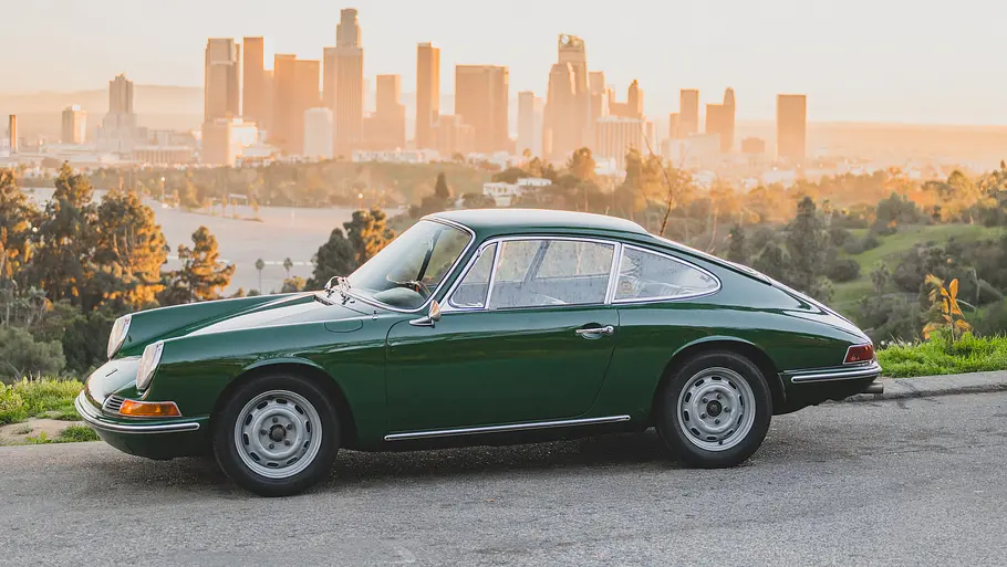 Der Porsche 911 stehend seitlich.