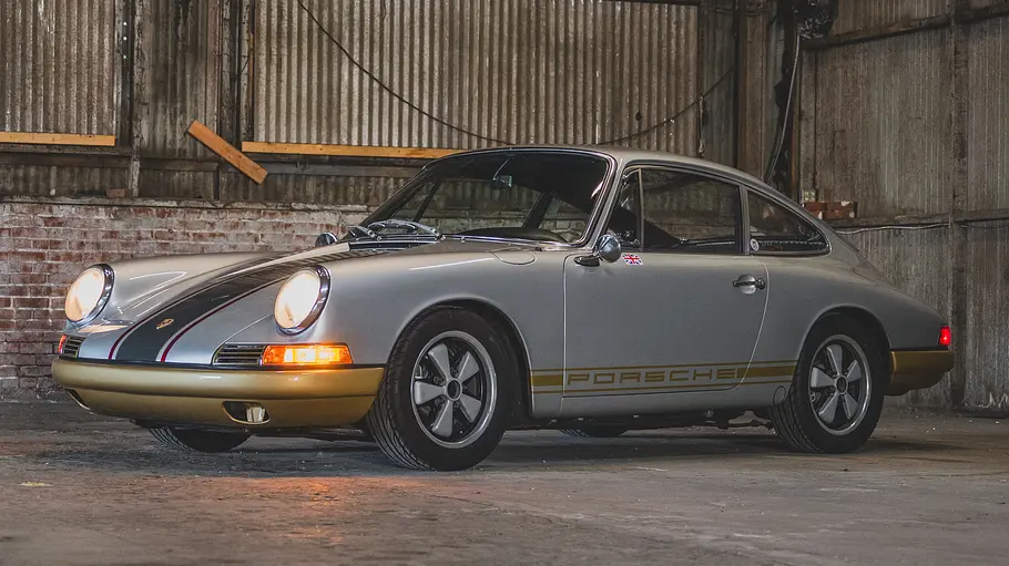 Der Porsche 911 stehend von vorne.