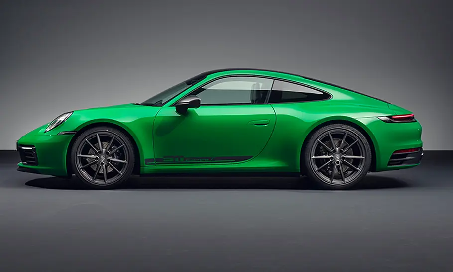 Der Porsche 911 stehend in einer Studioumgebung vor einer grauen Wand.
