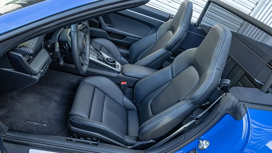 Die Sitze im Porsche 911 Cabrio fotografiert durch die geöffnete Fahrertür.