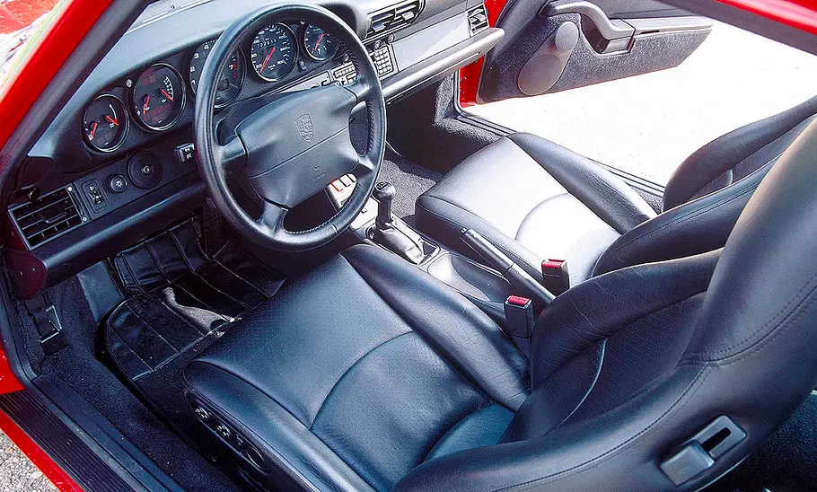 Das Cockpit des Porsche 911 Carrera 2.