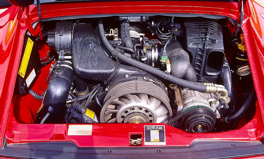 Der Motor des Porsche 911 Carrera 2.