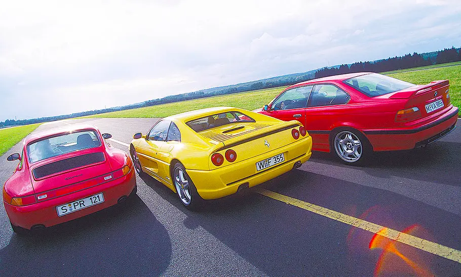 Der Porsche 911 Carrera 2/Ferrari F355/BMW M3 (E36) statisch von schräg hinten fotografiert.