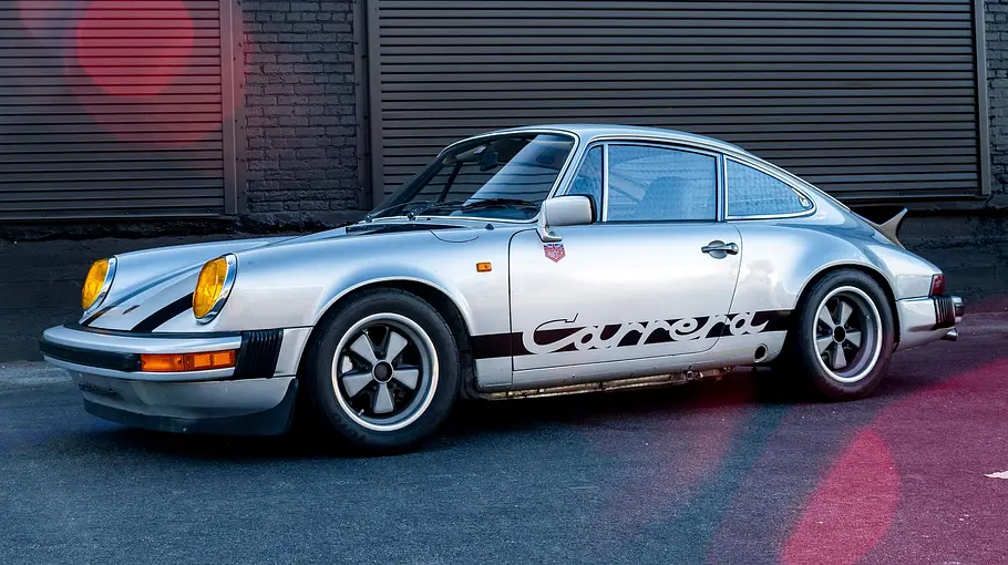 Der Porsche 911 Carrera 2.7 MFI stehend von vorne.