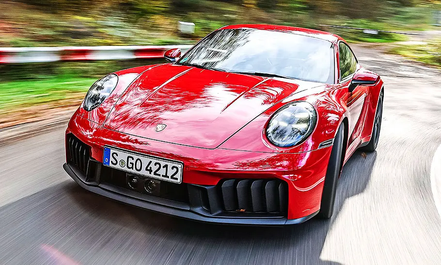 Porsche 911 Carrera 4 GTS T-Hybrid Blick von vorne auf den fahrenden Porsche 911 Carrera 4 GTS T-Hybrid.