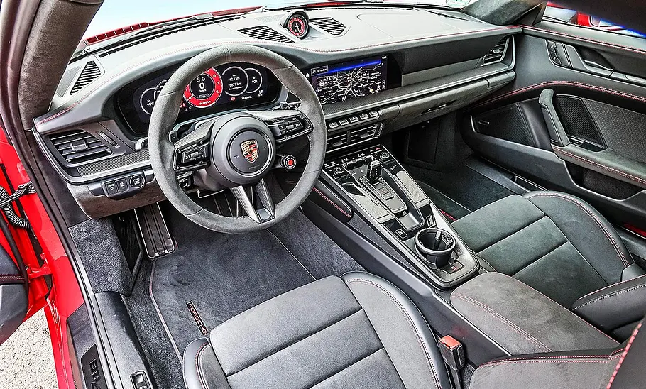 Porsche 911 Carrera 4 GTS T-Hybrid Blick in den Innenraum des Porsche 911 Carrera 4 GTS T-Hybrid.