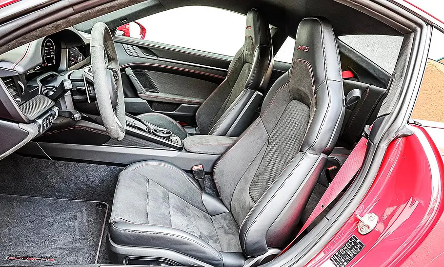 Porsche 911 Carrera 4 GTS T-Hybrid Blick auf die Vordersitze des Porsche 911 Carrera 4 GTS T-Hybrid.