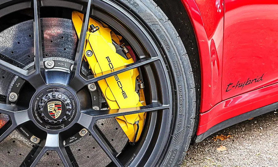 Porsche 911 Carrera 4 GTS T-Hybrid Blick auf die Bremsanlage des Porsche 911 Carrera 4 GTS T-Hybrid.