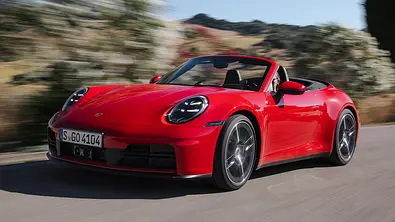 Porsche 911 Cabrio Facelift (2024) auf der Straße fahrend, Ansicht von schräg vorne links - Foto: Porsche