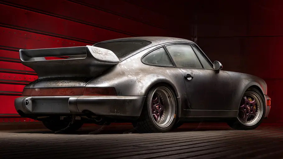 Porsche 911 Carrera RSR 3.8 „Straßenversion“ Porsche 911 Carrera RSR 3.8 „Straßenversion“ statisch von schräg vorne fotografiert.