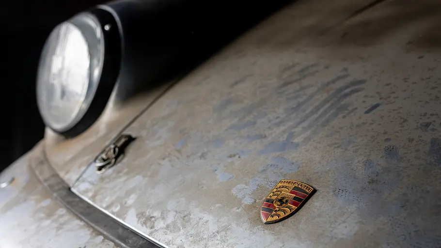 Porsche 911 Carrera RSR 3.8 „Straßenversion“ Porsche 911 Carrera RSR 3.8 „Straßenversion“ statisch von schräg vorne fotografiert.