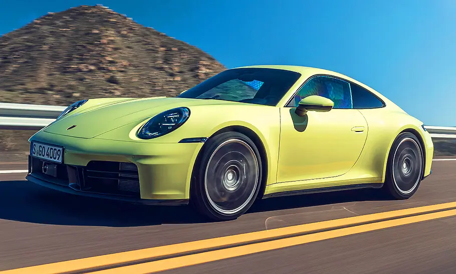 Porsche 911 Carrera S (2025) Blick von schräg vorne auf den fahrenden Porsche 911 Carrera S (2025).