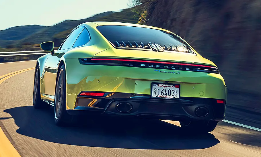 Porsche 911 Carrera S (2025) Blick von hinten auf den fahrenden Porsche 911 Carrera S (2025).