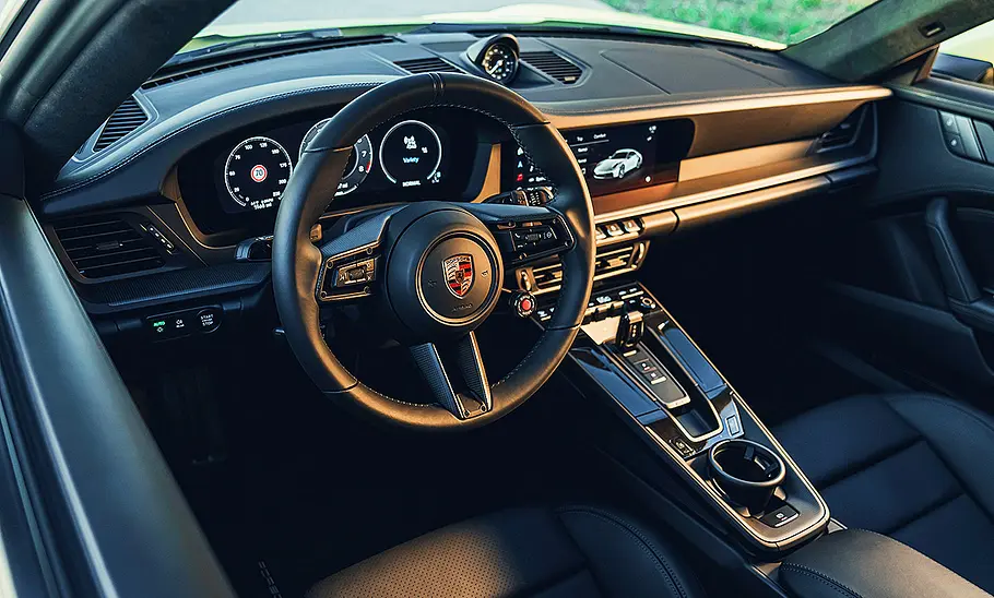 Blick auf die Armaturen im Innenraum des Porsche 911 Carrera S (2025).