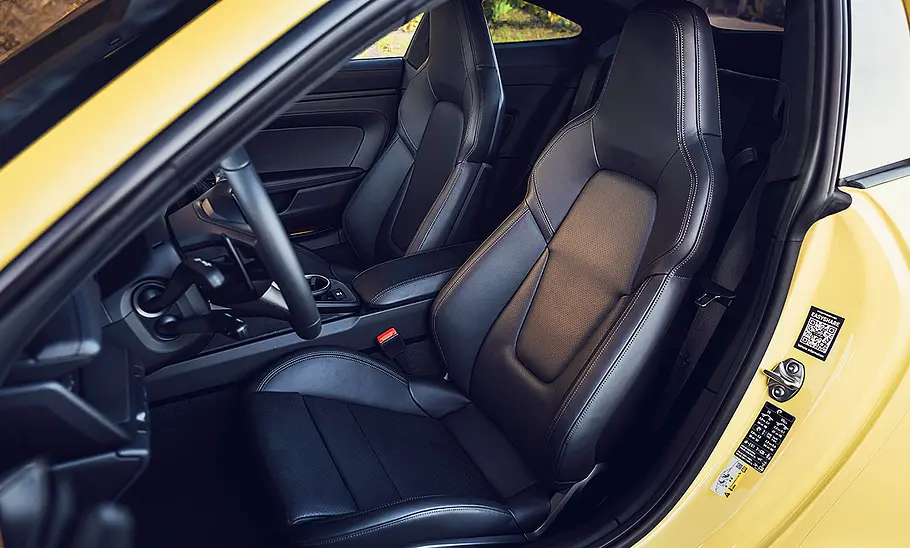 Porsche 911 Carrera S (2025) Blick auf die Vordersitze im Innenraum des Porsche 911 Carrera S (2025).