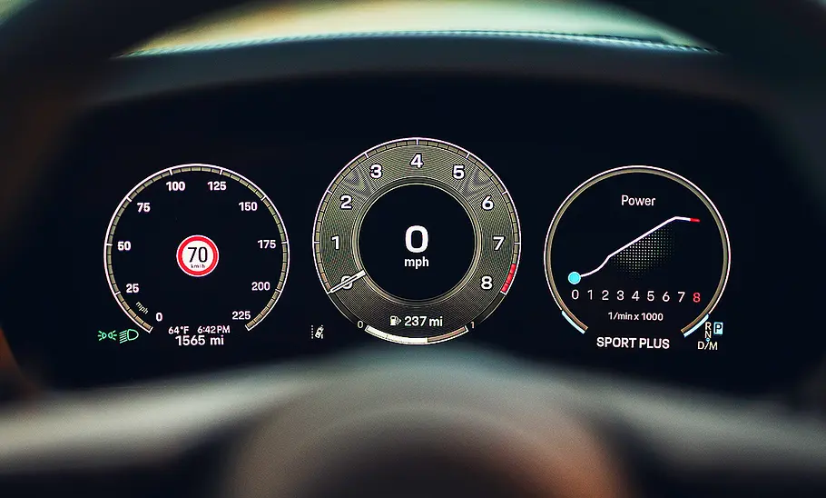 Porsche 911 Carrera S (2025) Blick auf die Tachoanzeigen im Innenraum des Porsche 911 Carrera S (2025).