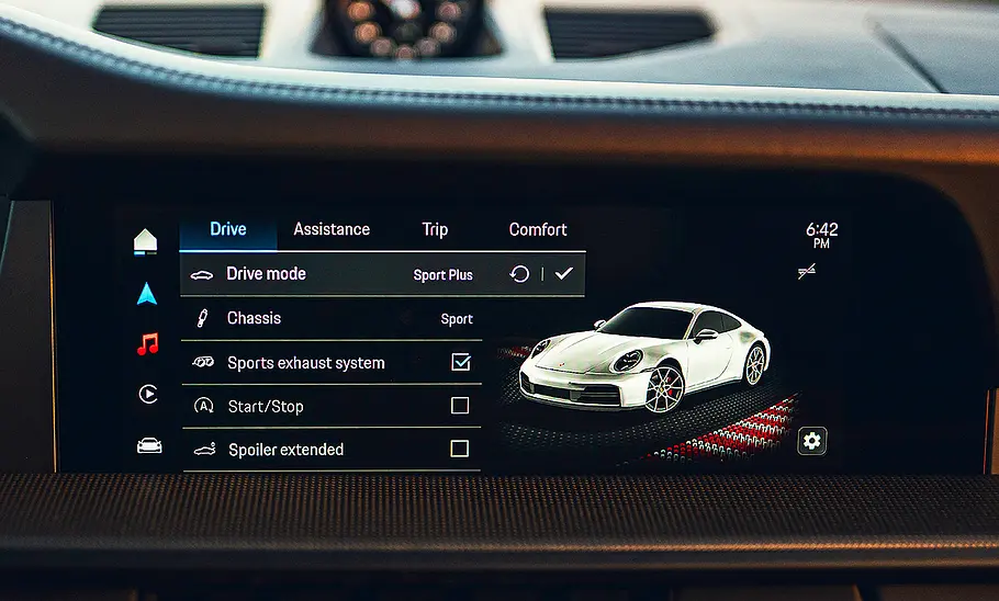 Porsche 911 Carrera S (2025) Blick auf den Mittenbildschirm im Innenraum des Porsche 911 Carrera S (2025).