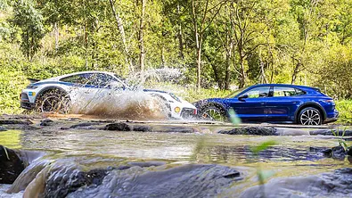 Porsche 911 Dakar/Porsche Taycan Cross Turismo; fahrend durch eine Flussfuhrt, Wasser spritzt - Foto: Porsche 911 Dakar/Porsche Taycan Cross Turismo