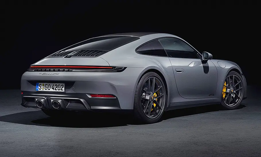 Blick von hinten auf das Porsche 911 GTS Facelift (2024).