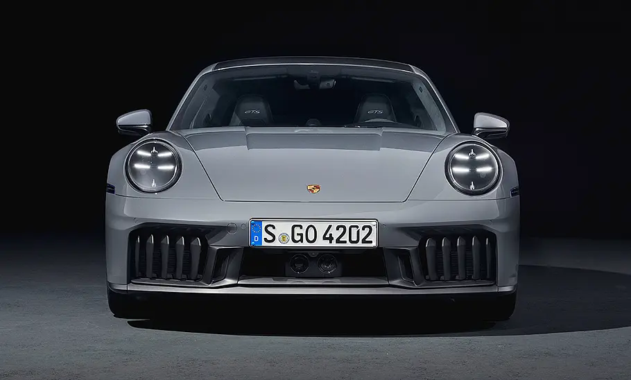 Blick von vorne auf das Porsche 911 GTS Facelift (2024).