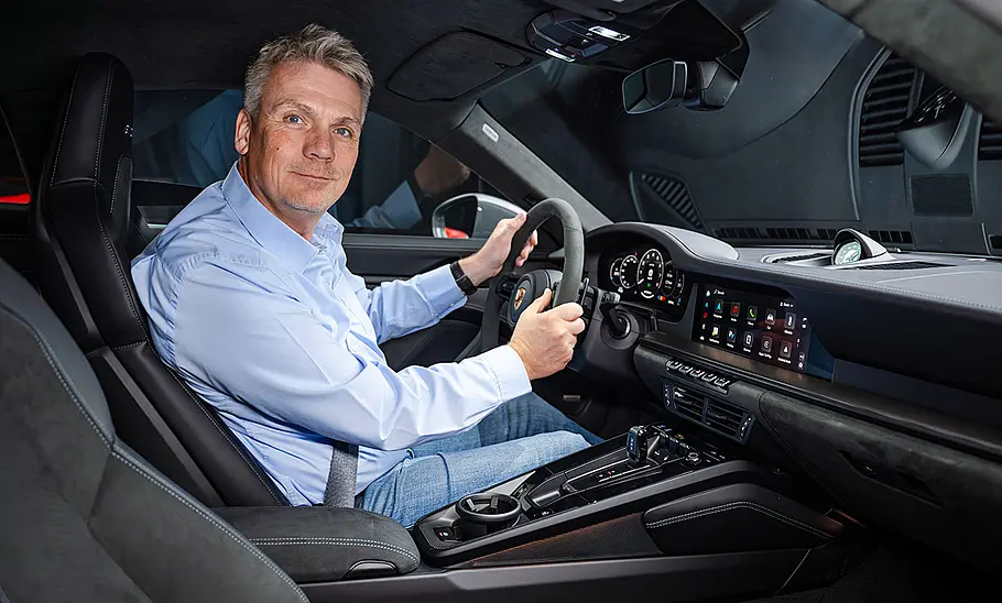 Das Interieur des Porsche 911 GTS Facelift (2024) mit Redakteur Martin Urbanke am Steuer.