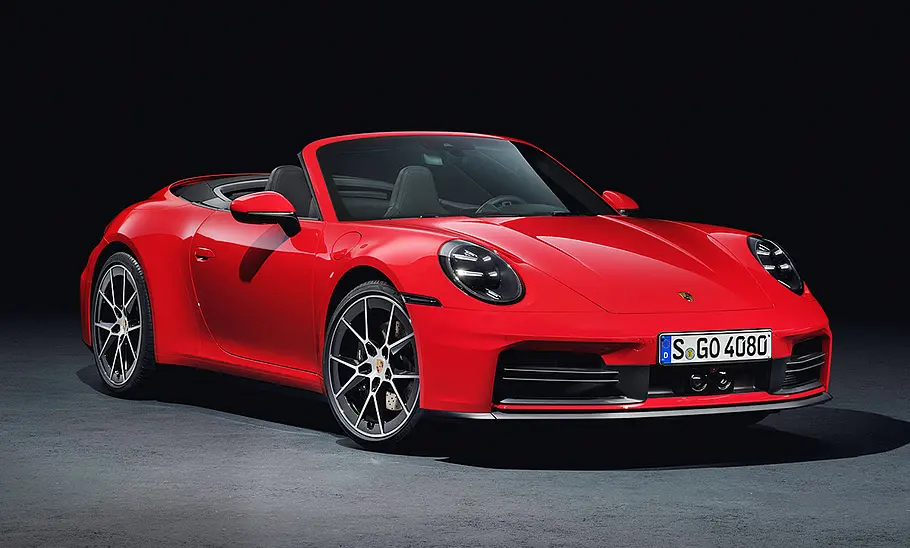 Blick von vorne auf das Porsche 911 Carrera Cabrio Facelift (2024).