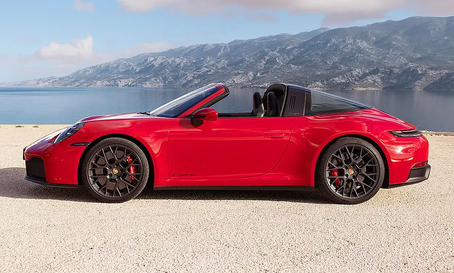 Blick von der Seite auf das stehende Porsche 911 GTS Targa Facelift (2024).