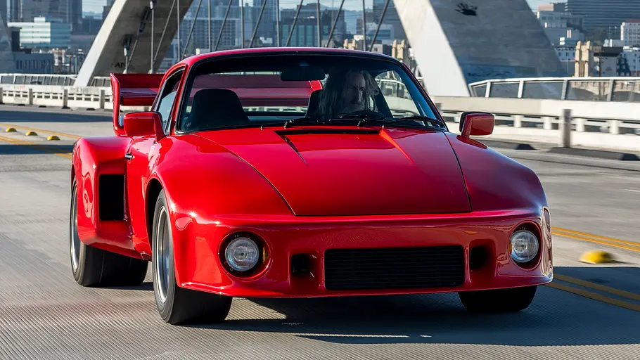 Der Porsche 911 Flatnose Widebody fahrend von vorne.