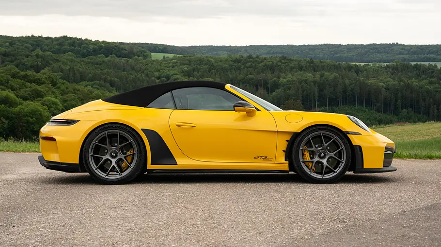 Porsche 911 GT3 S/C Der Porsche 911 GT3 S/C steht mit geschlossenem Dach vor einem Waldpanorama, von rechts fotografiert.