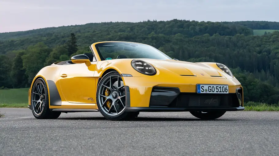 Porsche 911 GT3 S/C Der Porsche 911 GT3 S/C steht mit offenem Dach vor einem Waldpanorama, von vorne rechts fotografiert.