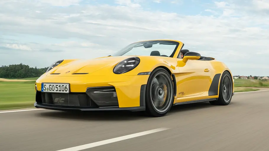 Porsche 911 GT3 S/C Der Porsche 911 GT3 S/C fährt mit offenem Dach auf einer Landstraße, von vorne links fotografiert.