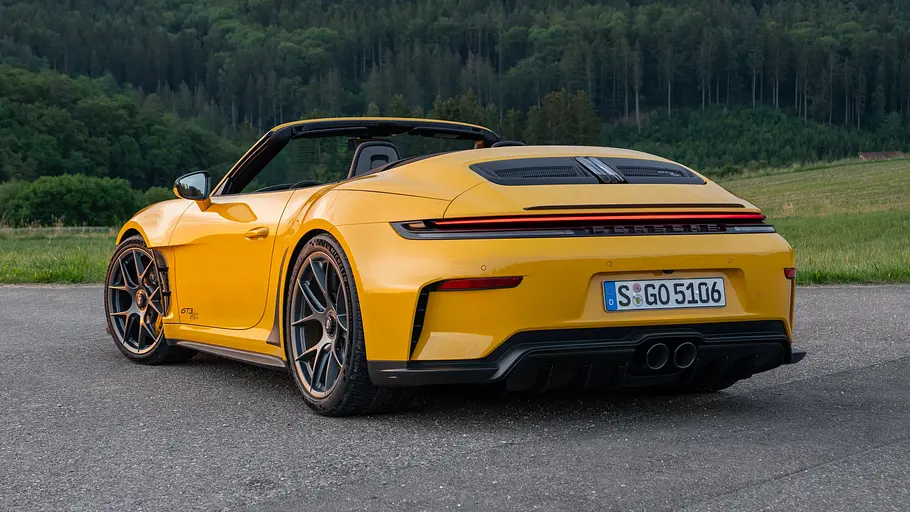 Porsche 911 GT3 S/C Der Porsche 911 GT3 S/C steht mit offenem Dach vor einem Waldpanorama, von hinten links fotografiert.