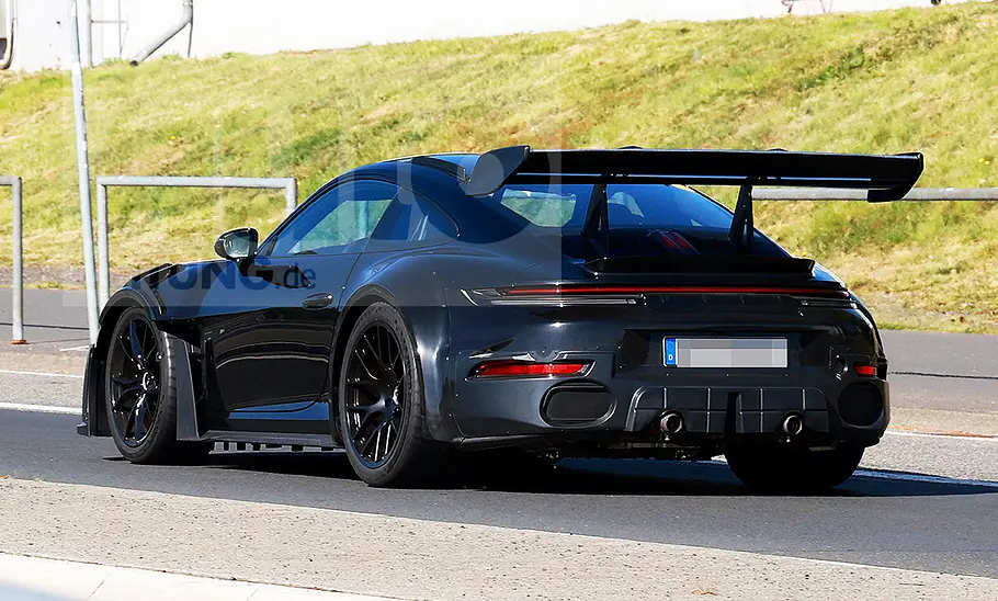 Blick von schräg vorne auf den Porsche 911 GT2 RS (2026), der auf einer Straße entlangfährt.