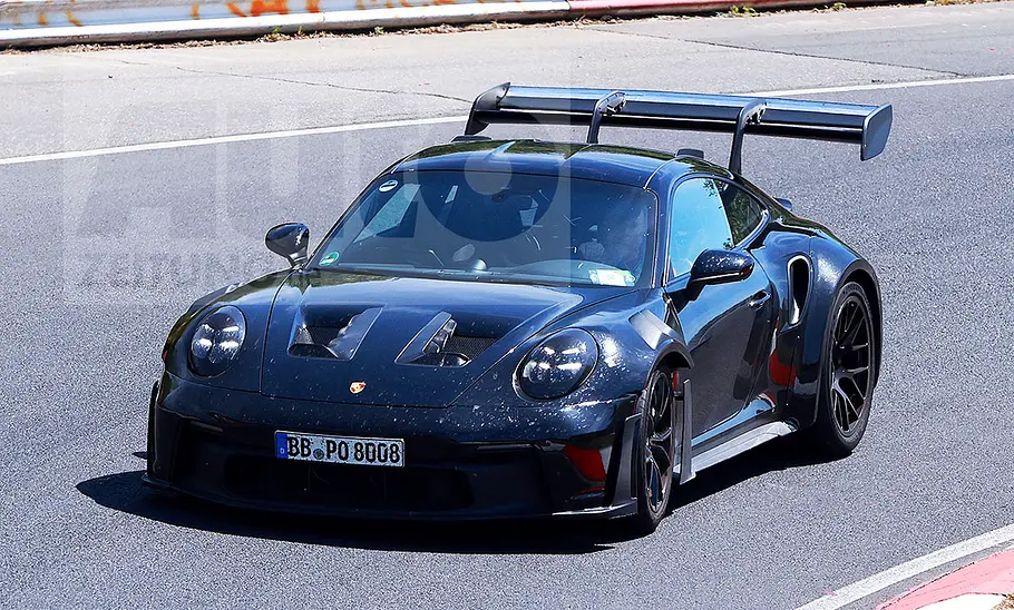 Blick von schräg vorne auf den Porsche 911 GT2 RS (2026), der über die Nürburgring Nordschleife fährt.