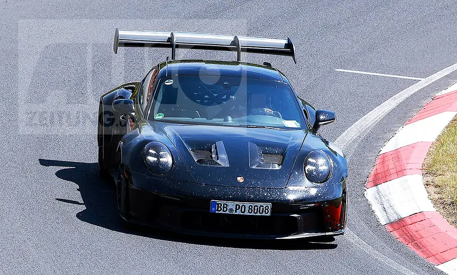 Blick von vorne auf den Porsche 911 GT2 RS (2026), der über die Nürburgring Nordschleife fährt.
