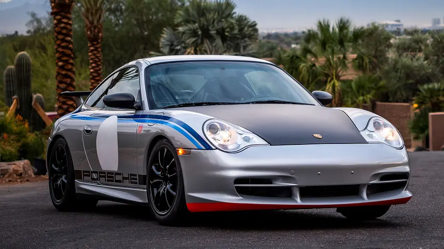 Der Porsche 911 GT3 stehend von vorne.