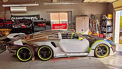 Der Porsche 911 GT3-Achser stehend seitlich. - Foto: Danton Arts Kustoms