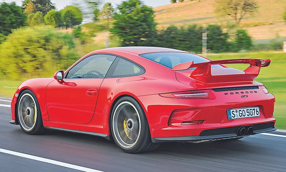 Porsche 911 GT3 (991) Porsche 911 GT3 (991) von hinten fahrend fotografiert.
