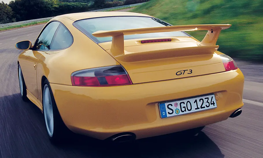 Porsche 911 GT3 (996) Porsche 911 GT3 (996) von hinten fahrend fotografiert.