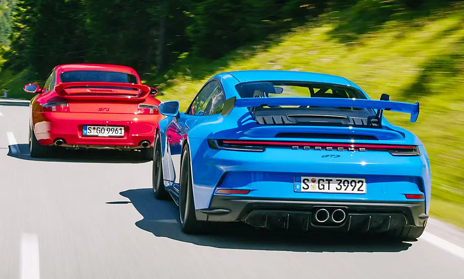 Porsche 911 GT3 (996)/(992) Porsche 911 GT3 (996)/(992) fahren hintereinander her.