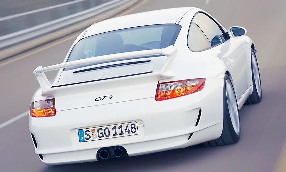 Porsche 911 GT3 (997) Porsche 911 GT3 (997) von hinten fahrend fotografiert.