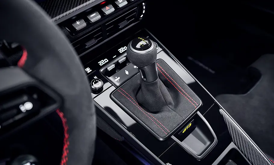 Porsche 911 (992) GT3 Facelift (2024): Blick in den Innenraum des Sportwagens. Detailansicht auf den Schaltknauf.