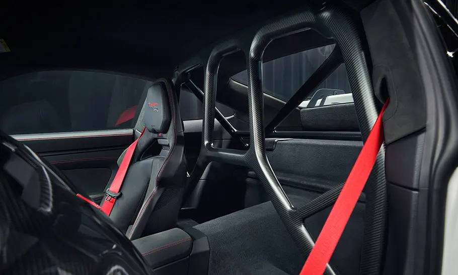 Porsche 911 (992) GT3 Facelift (2024): Blick in den Innenraum des Sportwagens. Detailansicht auf den Überrollbügel.