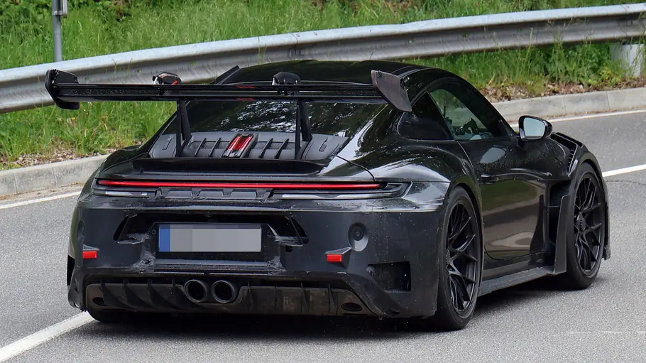 Porsche 911 GT3 RS Facelift (2026) Der Prototyp des Porsche 911 GT3 RS Facelift fährt über eine Landstraße.