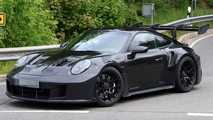 Porsche 911 GT3 RS Facelift (2026) Der Prototyp des Porsche 911 GT3 RS Facelift fährt über eine Landstraße.