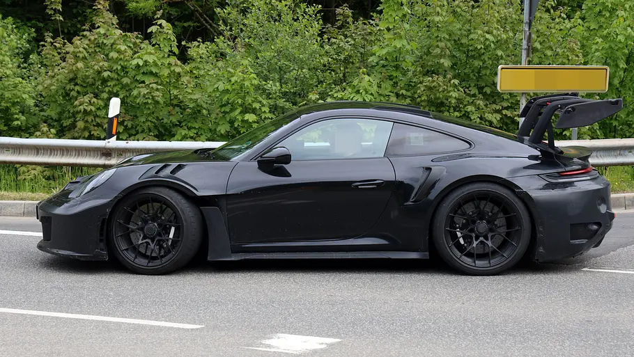 Porsche 911 GT3 RS Facelift (2026) Der Prototyp des Porsche 911 GT3 RS Facelift fährt über eine Landstraße.