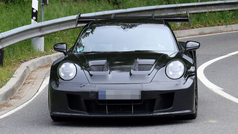 Porsche 911 GT3 RS Facelift (2026) Der Prototyp des Porsche 911 GT3 RS Facelift fährt über eine Landstraße.