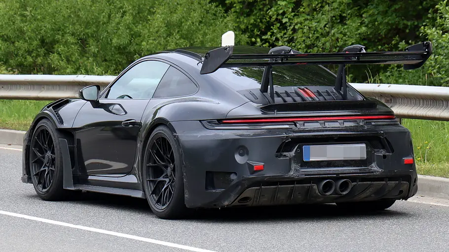 Porsche 911 GT3 RS Facelift (2026) Der Prototyp des Porsche 911 GT3 RS Facelift fährt über eine Landstraße.