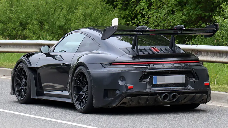 Der Prototyp des Porsche 911 GT3 RS Facelift fährt über eine Landstraße.
