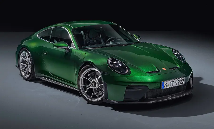 Porsche 911 (992) GT3 Touring Facelift (2024): Grüner Sportwagen steht vor dunklem Hintergrund. Blick auf die Front.